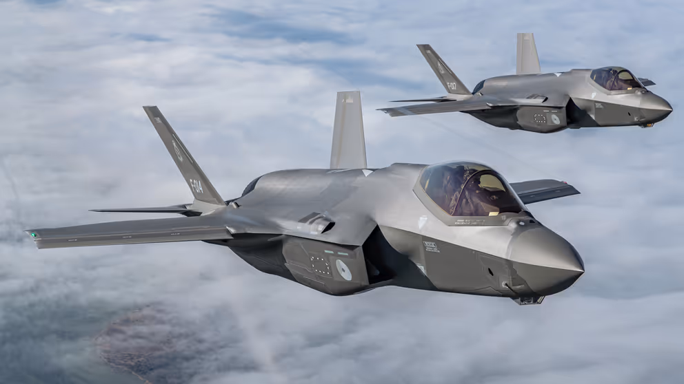 Twee vliegende F-35's.