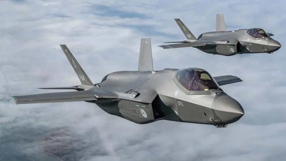 2 F-35 gevechtsvliegtuigen in de lucht.