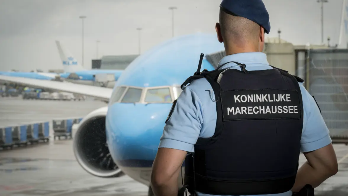 Een marechaussee vanaf de rug gezien