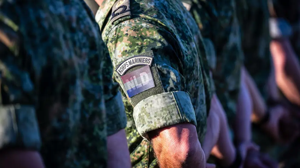 Logo van korps mariniers op schouder van een militair.
