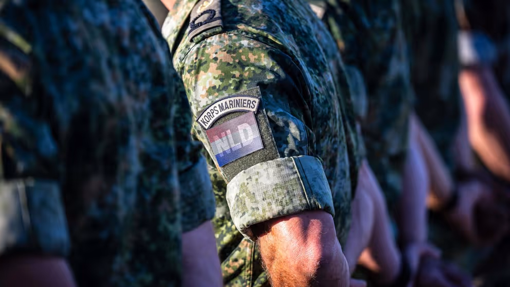 Logo van korps mariniers op schouder van een militair.