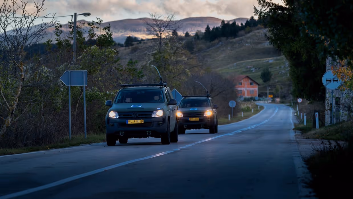 Militaire voertuig rijden achter elkaar op de weg.