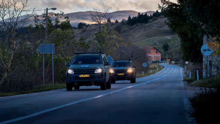 Militaire voertuig rijden achter elkaar op de weg.