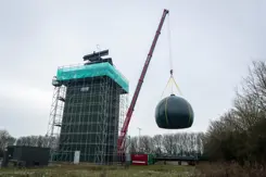Het radarstation in Wier dat nog in aanbouw is. Een vergelijkbaar exemplaar moet in Herwijnen komen.
