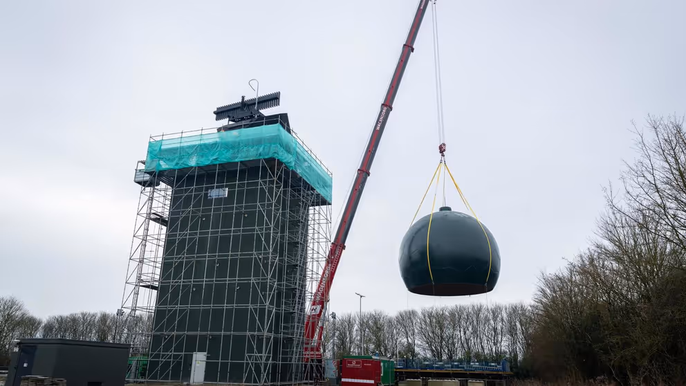 Het radarstation in Wier dat nog in aanbouw is. Een vergelijkbaar exemplaar moet in Herwijnen komen.