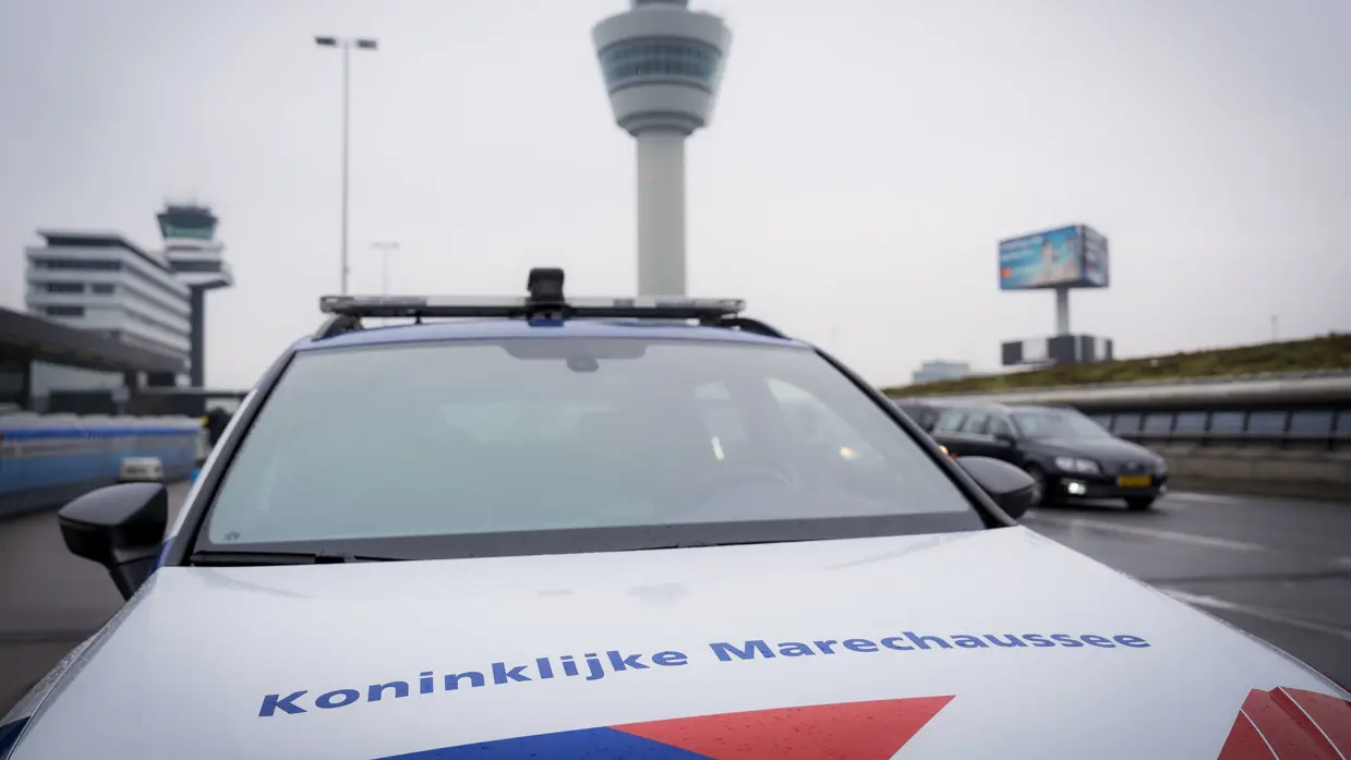 Motorkap van een Marechaussee-wagen, op Schiphol.