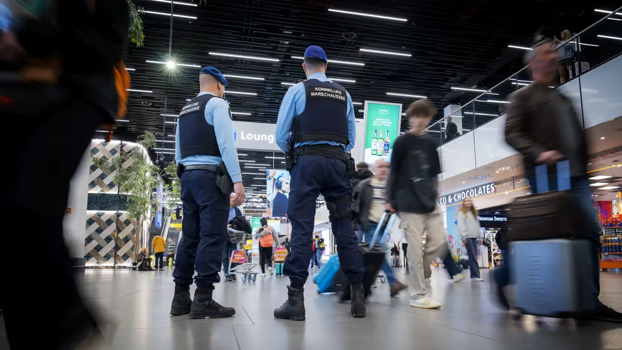 Twee marechaussees op de rug gezien op Schiphol