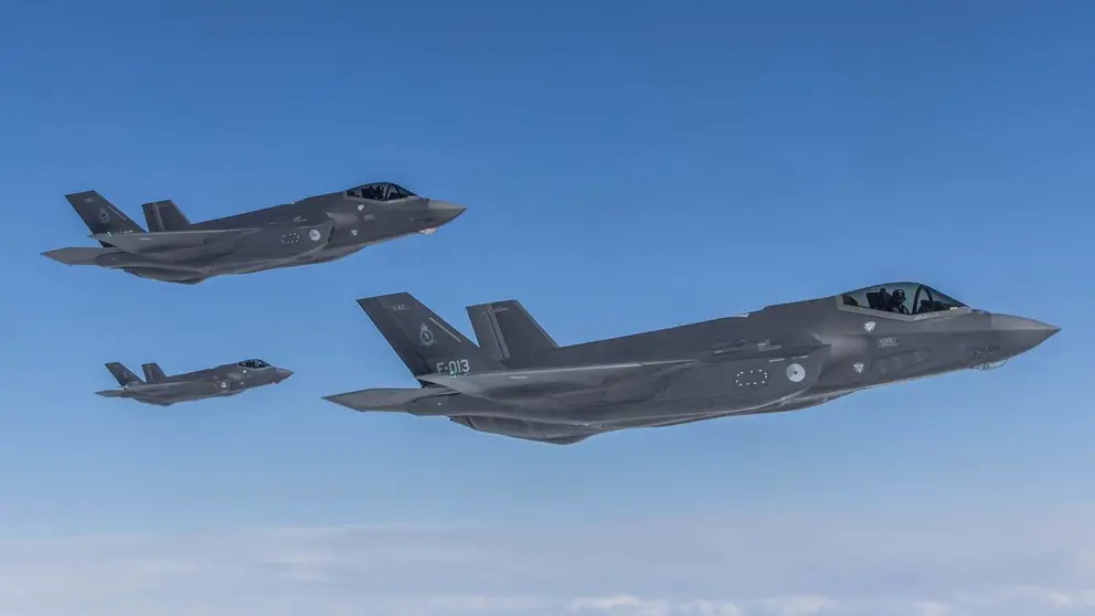 3 F-35 vliegen in de lucht.