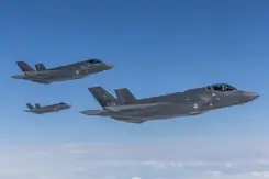3 F-35 vliegen in de lucht.