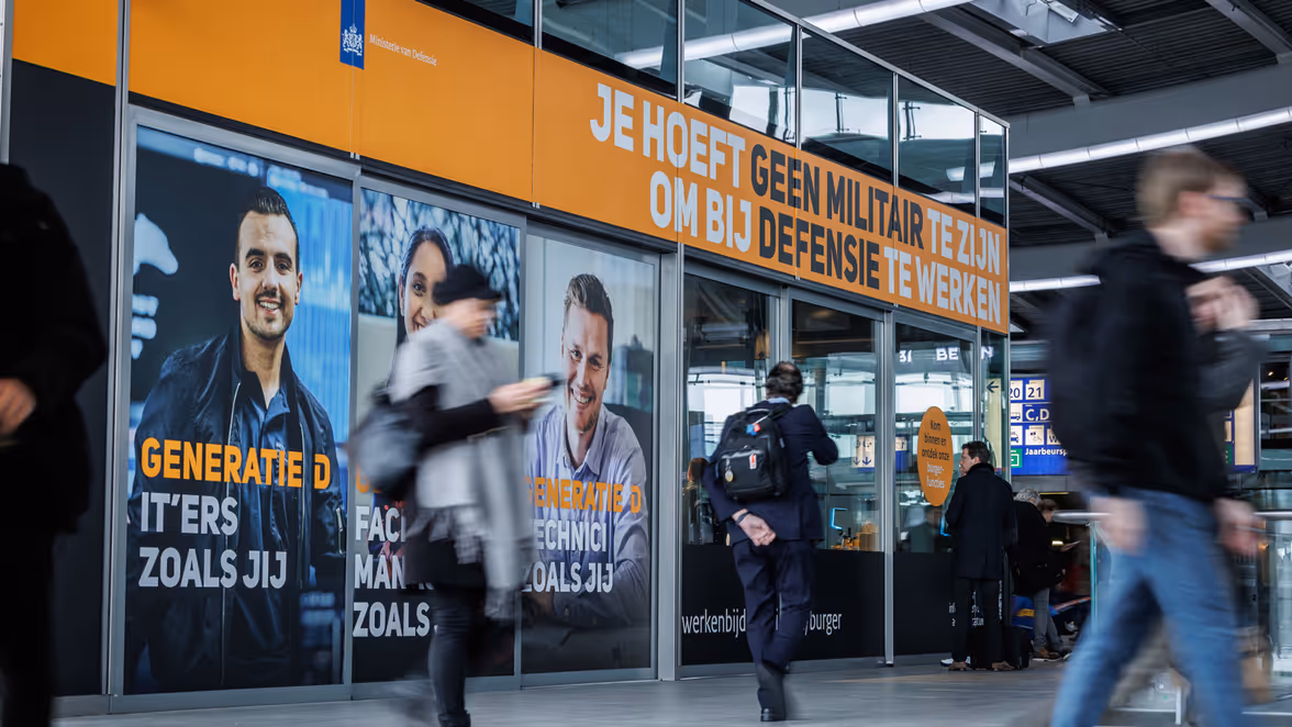 Pop-up store voor werving generatie. Tekst: Je hoeft geen militair te zijn om bij Defensie te werken.