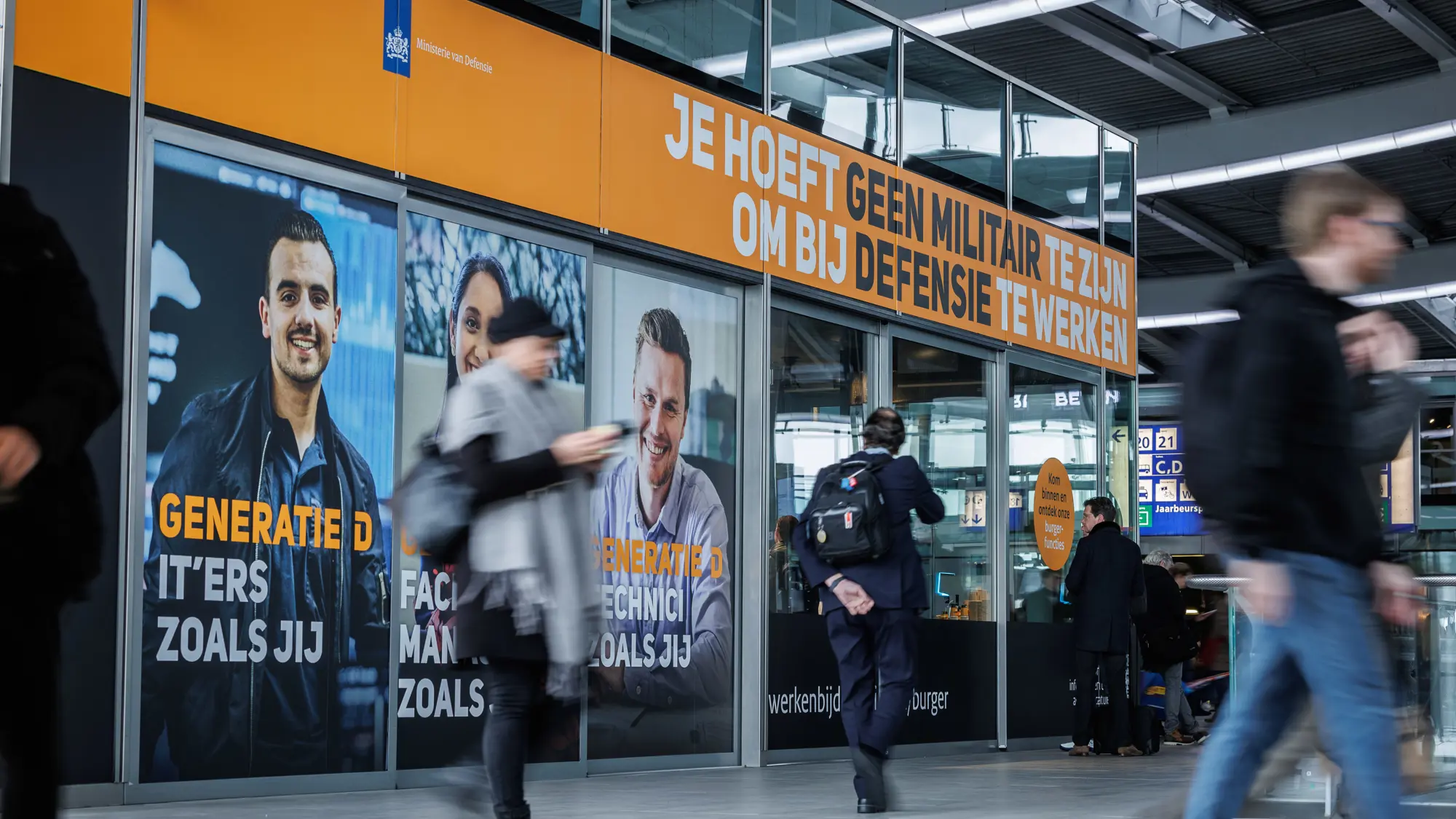 Pop-up store voor werving generatie. Tekst: Je hoeft geen militair te zijn om bij Defensie te werken.
