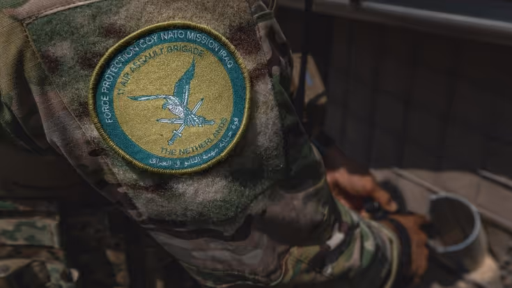 Logo van een missie op de schouder van een militair.