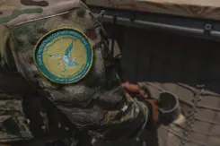 Logo van NAVO-missie op schouder van militair.