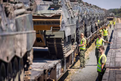 Een militair transport per spoor staat gereed voor vertrek. 