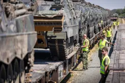 Een militair transport per spoor staat gereed voor vertrek. 