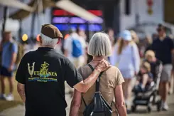 Een veteraan en zijn vrouw op de rug gezien.