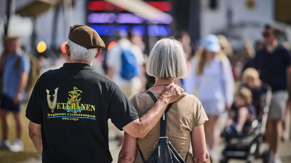 Een veteraan en zijn vrouw op de rug gezien.