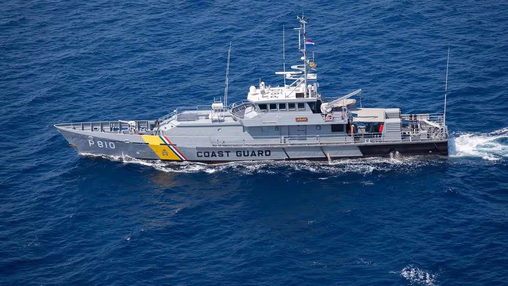 Patrouillevaartuig van de Kustwacht Caribisch gebied. Er staat Coast Guard op de flank.