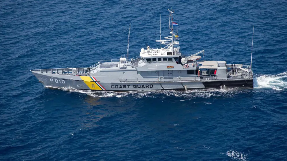 Patrouillevaartuig van de Kustwacht Caribisch gebied. Er staat Coast Guard op de flank.