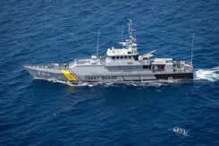 Patrouillevaartuig van de Kustwacht Caribisch gebied. Er staat Coast Guard op de flank.