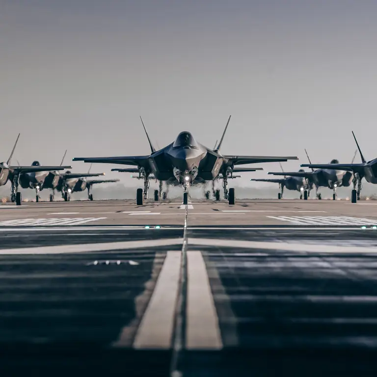 Meerdere F-35-gevechtsvliegtuigen opgesteld op startbaan.
