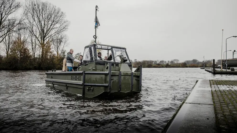 Militair bootje vaart richting waterkant.