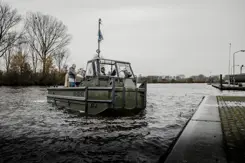 Militair bootje vaart richting waterkant.