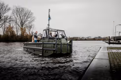 Militair bootje vaart richting waterkant.
