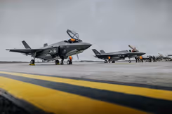 F-35's staan naast elkaar geparkeerd.