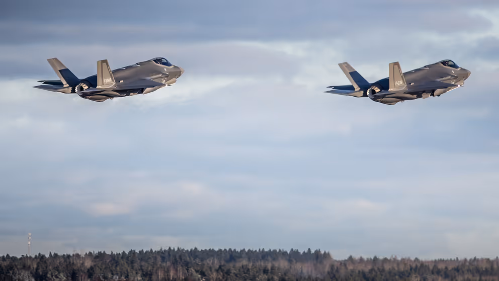 2 gevechtsvliegtuigen in de lucht.