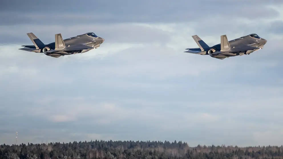 2 gevechtsvliegtuigen in de lucht.