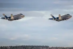 Archieffoto van 2 vliegende F-35 jachtvliegtuigen.