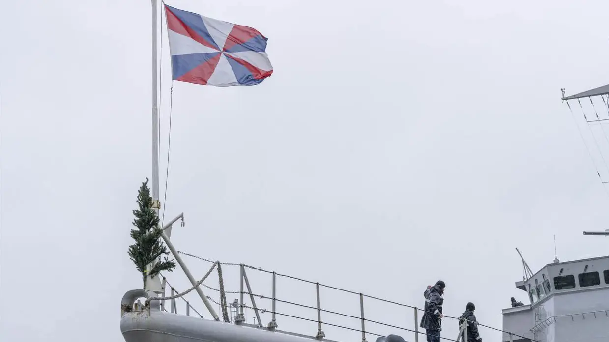 Een kerstboom op de voorkant van de Zr. Ms. Van Amstel.