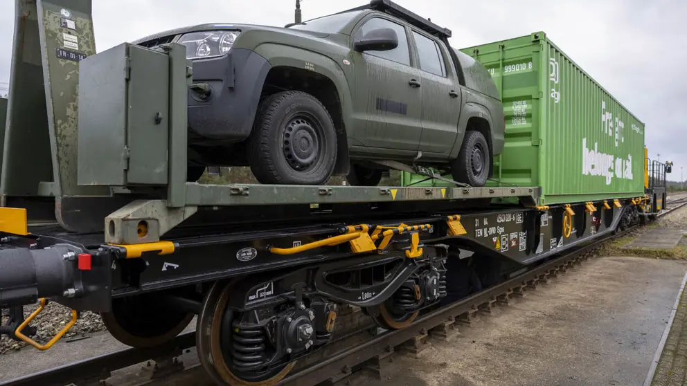 Containerwagon inclusief jeep staan klaar op spoor.