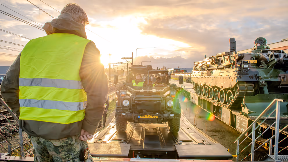 Een medewerker aan het werk bij het spoor. 
