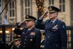 Generaal Yoshihide Yoshida en generaal Onno Eichelsheim staan naast elkaar en geven acht.