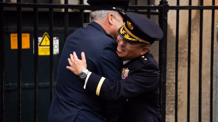 Twee generaals geven elkaar een knuffel.