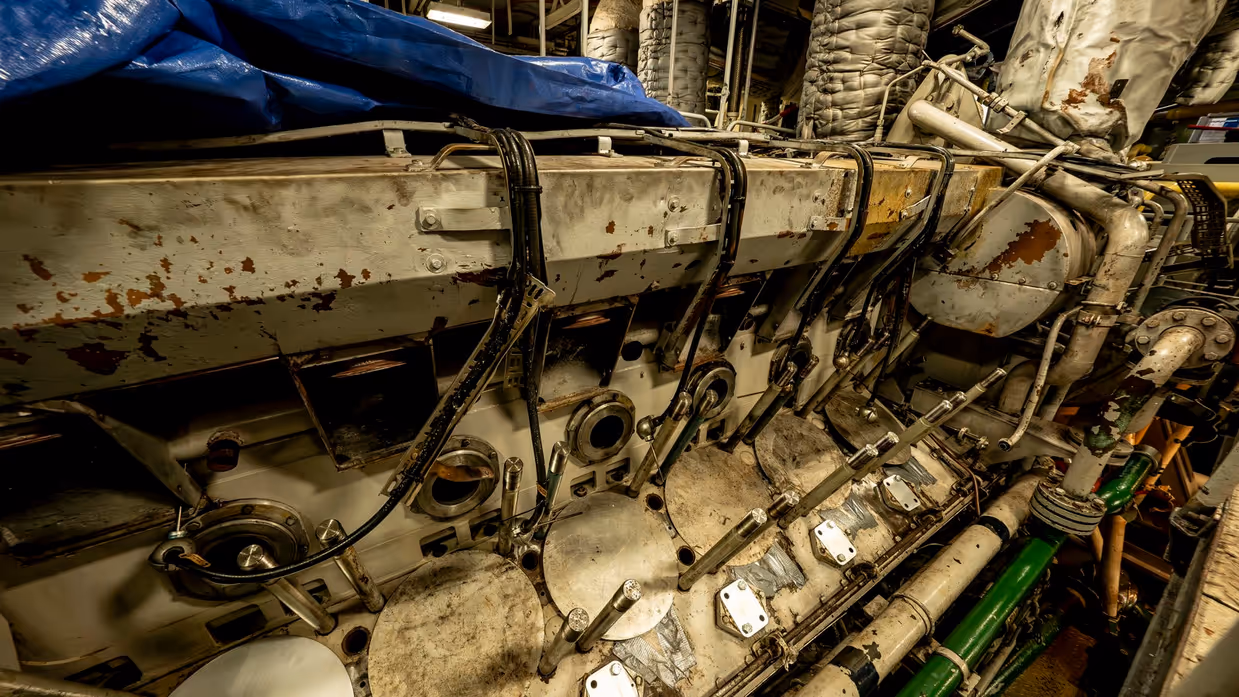 Verouderde dieselmotor marineschip.