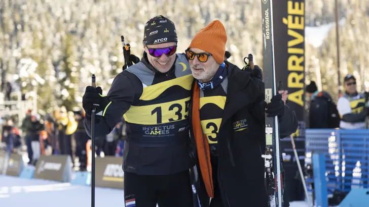 2 skiërs poseren samen voor de foto.