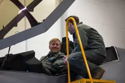 Koning praat met militair in Estland.