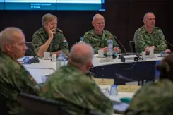 Koning zit aan tafel met Landmachtraad.