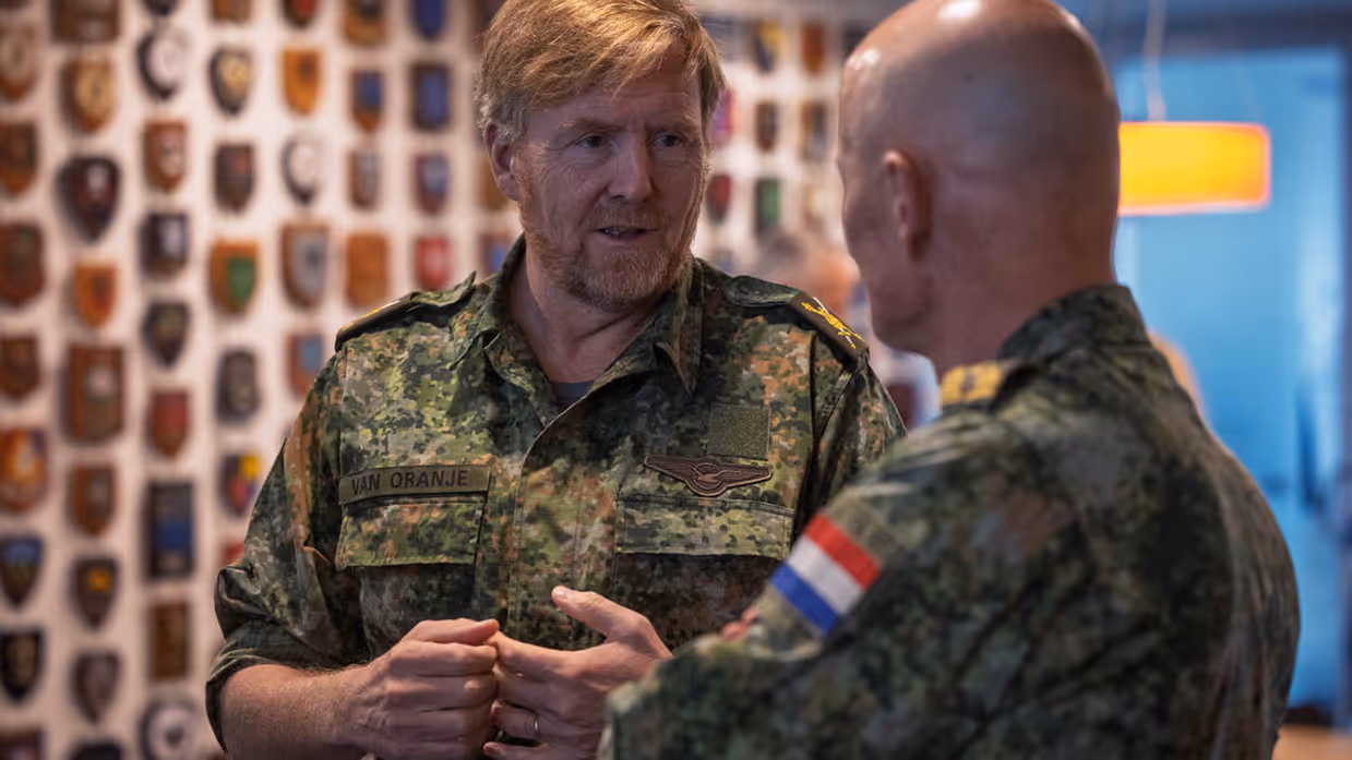 Koning Willem-Alexander in gesprek met luitenant-generaal Jan Swillens.