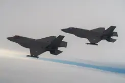 2 F-35-gevechtsvliegtuigen in de lucht op archiefbeeld.