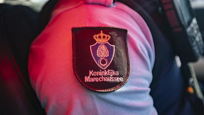 een mouwembleem met daarop Koninklijke Marechaussee.  