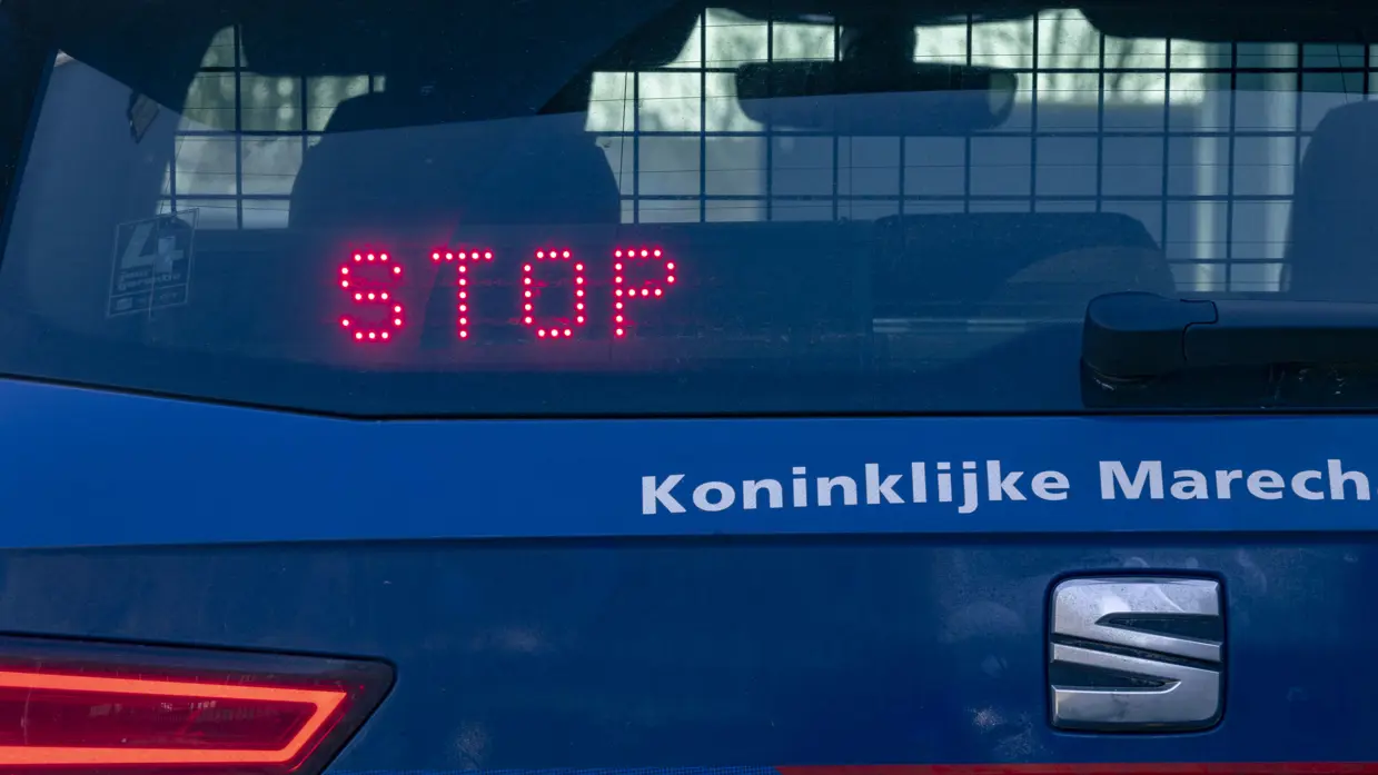de achterzijde van een dienstvoertuig met de stoptransparant aan.  