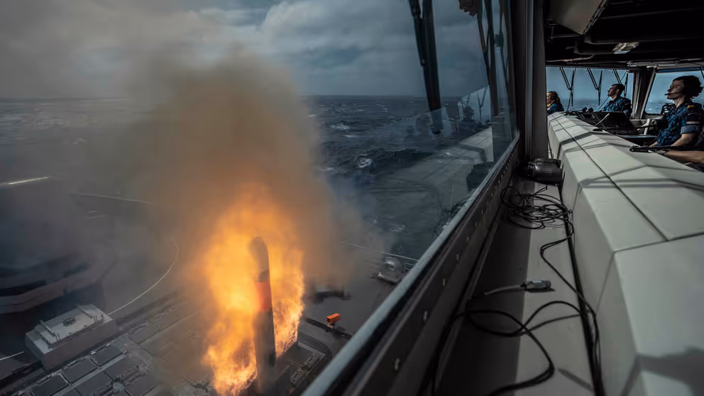 Raket vuurt vanaf schip.