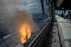 Raket vuurt vanaf schip.