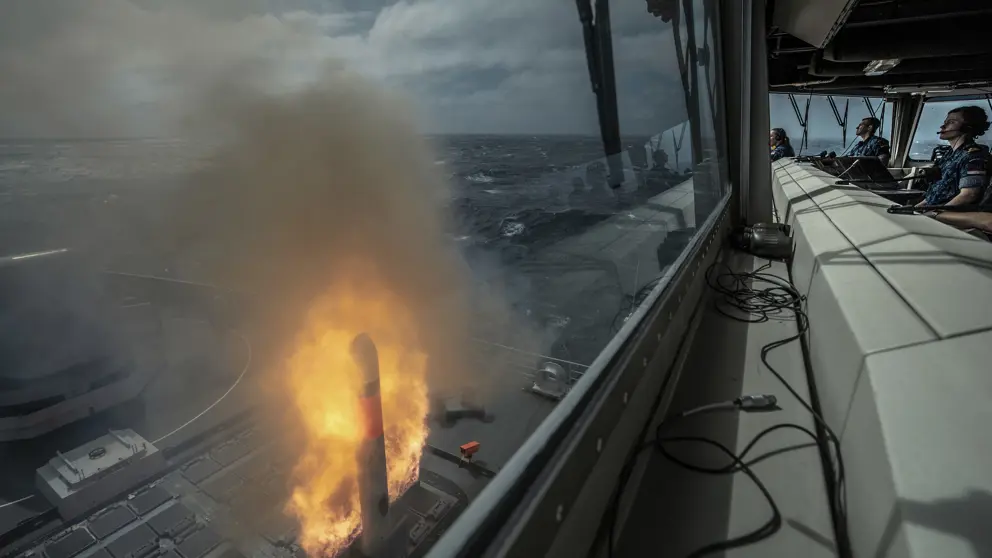 Lancering van een raket vanaf een marineschip.