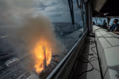 Lancering van een raket vanaf een marineschip.