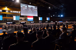 750 militairen staan en zitten in sportaccommodatie Omnisport in Apeldoorn.